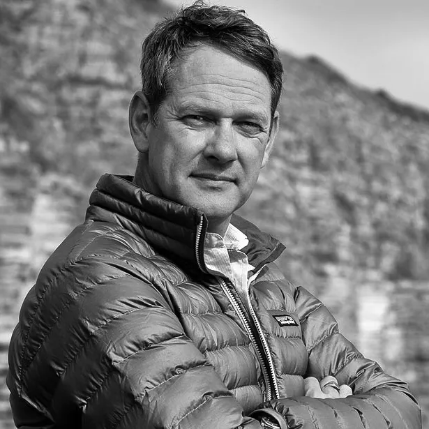 Julian Johansen Brown a Blanco y negro