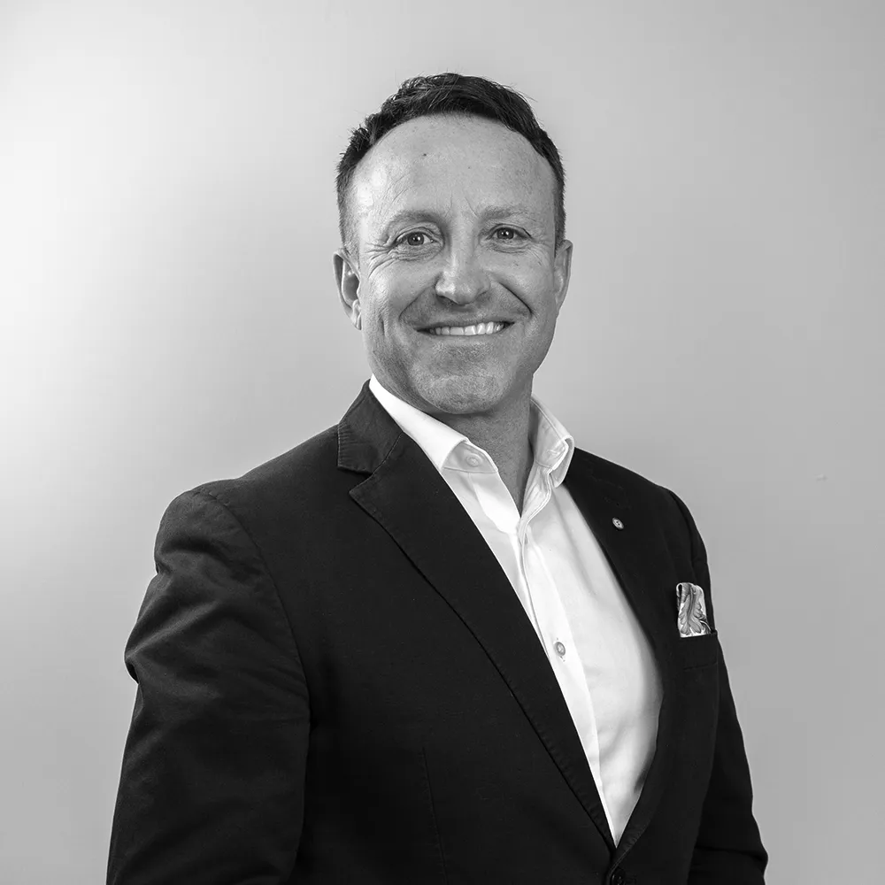 Paul Mendoza en blanco y negro