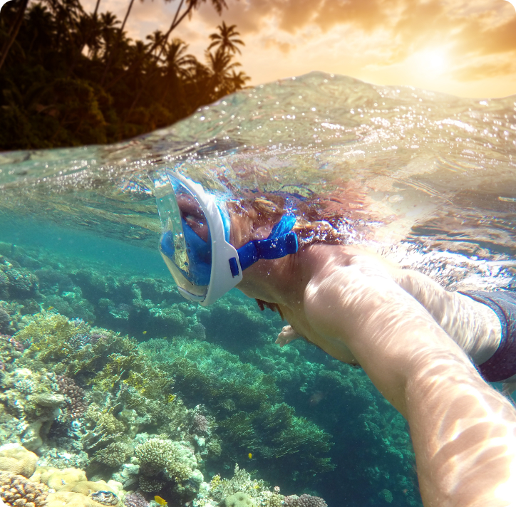 Hombre realizando snorkel.