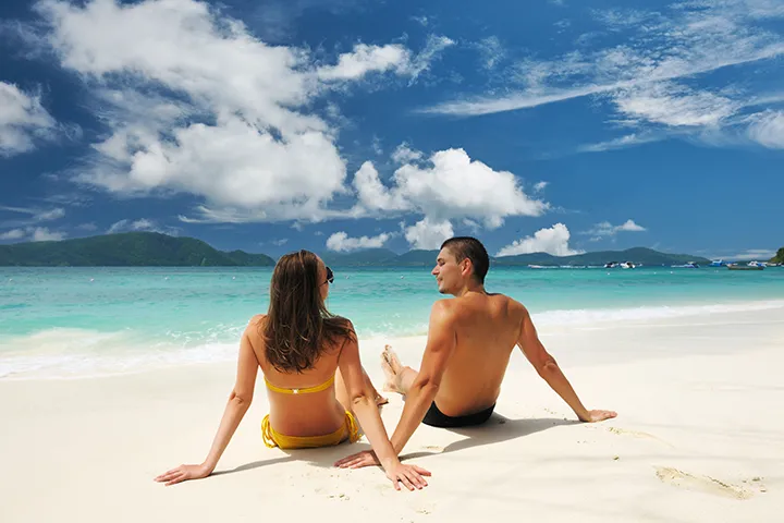 Pareja en una playa tropical