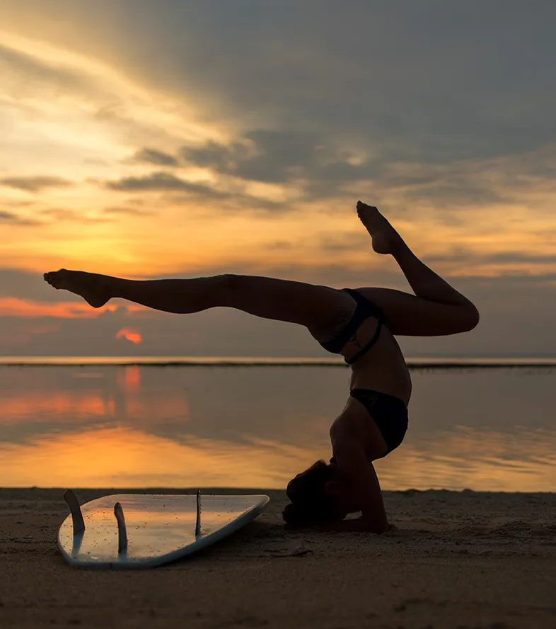 Surfista en sesión de Yoga